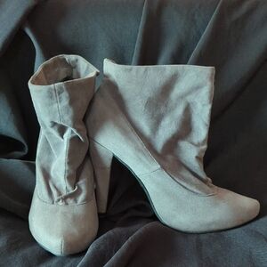 N.Y.L.A. Women's Heeled Boots in Gray Size 8 Like New